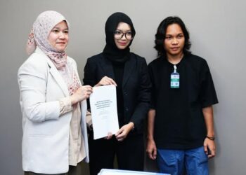 FADHLINA Sidek (kiri) menerima kunjungan wakil aktivis pelajar di Parlimen bagi membincangkan isu kematian pelajar Tingkatan Satu, Zara Qairina Mahathir.