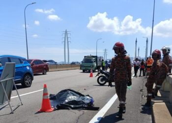 SEORANG warga emas maut selepas motosikal yang ditungganginya bergesel dengan sebuah kenderaan sebelum digilis pula oleh sebuah kenderaan berat di atas Jambatan Pulau Pinang, petang tadi.-GAMBAR/JBPM PULAU PINANG