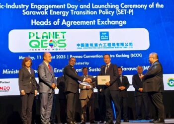 Planet QEOS ketika majlis memeterai perjanjian induk (HOA) bagi melancarkan Program Tenaga Baram DeepTech, bagi pembinaan loji solar 'firm' pertama di Malaysia di kawasan tanah tinggi Baram, utara Sarawak.