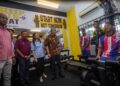 AHMAD Zahid Hamidi berbual dengan klien selepas melancarkan pusat gimnasium.pada majlis Lawatan Kerja ke PUSPEN Dengkil, di Putrajaya. - UTUSAN/FAISOL MUSTAF