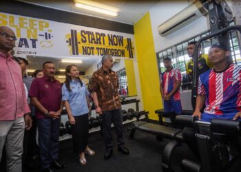 AHMAD Zahid Hamidi berbual dengan klien selepas melancarkan pusat gimnasium.pada majlis Lawatan Kerja ke PUSPEN Dengkil, di Putrajaya. - UTUSAN/FAISOL MUSTAF