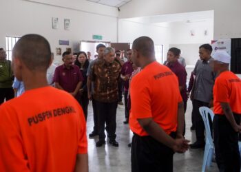AHMAD Zahid Hamidi ketika mengadakan Lawatan Kerja ke PUSPEN Dengkil. - UTUSAN/FAISOL MUSTAFA