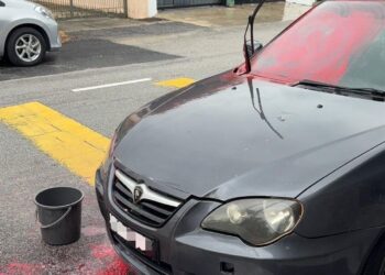GAMBAR sebuah kereta disimbah dengan cat merah di Seberang Jaya, Pulau Pinang yang tular di media sosial sejak hari ini.-GAMBAR/MEDIA SOSIAL