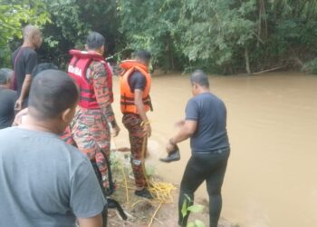 ANGGOTA bomba melakukan gerakan mencari dan menyelamat kanak-kanak yang lemas di sungai di Kampung Kelaweh, Machang, Kelantan hari ini-IHSAN BOMBA.