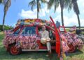 AZMI Mansor bersama Proton Tiara miliknya yang penuh dihiasi Jalur Gemilang dan bendera negeri-negeri ketika ditemui di tepi Lebuhraya Persekutuan, Petaling Jaya, Selangor. –  UTUSAN/SYAKIR RADIN