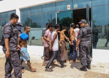 SEBAHAGIAN warga asing yang ditahan kerana melakukan pelbagai kesalahan ketika serbuan bersepadu Imigresen Kedah bersama beberapa agensi di Kulim. - UTUSAN/ SHAHIR NOORDIN