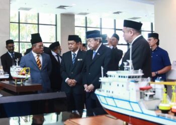 SULTAN Sharafuddin Idris Shah berkenan melawat Menara Dius Api dan melihat pelan bangunan Ibu pejabat Jabatan Laut Malaysia dekat Pelabuhan Klang, di Klang, Selangor, hari ini.-UTUSAN / AFIQ RAZALI