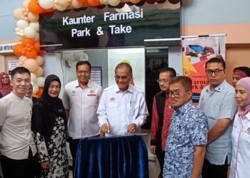 DR. Dzulkefly Ahmad (tengah) menandatangani plak perasmian kaunter Park & Take di Hospital Tawau, Sabah hari ini.-UTUSAN/BESSE AISYAH