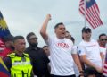 MUHAMAD Akmal Saleh (tengah) ketika mengetuai Himpunan Solidariti Jalur Gemilang di Bertam, Kepala Batas, Pulau Pinang, petang tadi.-UTUSAN/SITI NUR MAS ERAH AMRAN