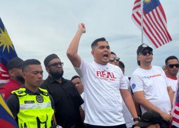 MUHAMAD Akmal Saleh (tengah) ketika mengetuai Himpunan Solidariti Jalur Gemilang di Bertam, Kepala Batas, Pulau Pinang, petang tadi.-UTUSAN/SITI NUR MAS ERAH AMRAN