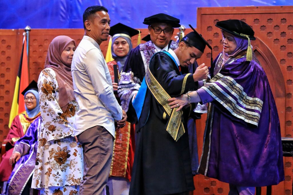 Graduan terbaik UCAM, hadiahkan kejayaan sempena hari lahir bapa