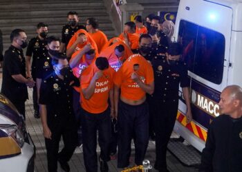 SERAMAI 10 suspek termasuk lima anggota ATM ditahan reman SPRM berhubung Op Sohor di Mahkamah Majistret Putrajaya. - UTUSAN/FAISOL MUSTAFA