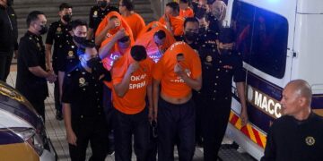 SERAMAI 10 suspek termasuk lima anggota ATM ditahan reman SPRM berhubung Op Sohor di Mahkamah Majistret Putrajaya. - UTUSAN/FAISOL MUSTAFA