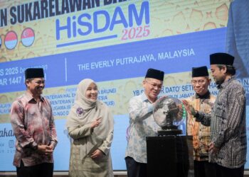 MOHD Na'im Mokhtar merasmikan program Himpunan Sukarelawan Dakwah MABIMS (HiSDAM) di Putrajaya. - UTUSAN/FAIZ ALIF ZUBIR