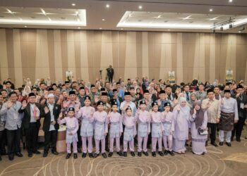 MOHD Na'im Mokhtar bergambar kenangan pada program Himpunan Sukarelawan Dakwah MABIMS (HiSDAM) di Putrajaya. - UTUSAN/FAIZ ALIF ZUBIR