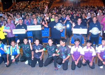 AB Rauf Yusof bergambar kenangan bersama pelajar selepas merasmikan majlis penutup Program Yes! Rock The School Edisi Mega 2025 di Dewan Canselor UTeM, Durian Tunggal, Melaka hari ini.-UTUSAN/AMRAN MULUP