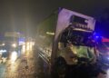 KEADAAN bahagian hadapan sebuah lori 'bonded' yang remuk selepas melanggar belakang sebuah treler di Kilometer 140.7, Lebuhraya Utara-Selatan berhampiran tol Juru menghala ke Sungai Dua di Bukit Mertajam, Pulau Pinang awal pagi ini.-GAMBAR/JBPM PULAU PINANG