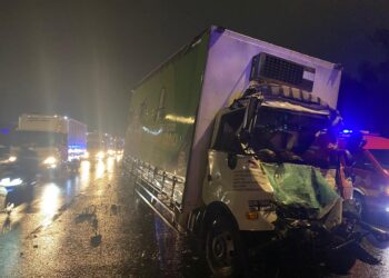 KEADAAN bahagian hadapan sebuah lori 'bonded' yang remuk selepas melanggar belakang sebuah treler di Kilometer 140.7, Lebuhraya Utara-Selatan berhampiran tol Juru menghala ke Sungai Dua di Bukit Mertajam, Pulau Pinang awal pagi ini.-GAMBAR/JBPM PULAU PINANG