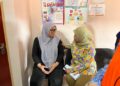 KHAIRIN-NISA Ismail (kanan) menyantuni ibu kepada Aisyah Sofia yang sedang dirawat di HSA Johor Bahru akibat kecederaan tempurung retak dipercayai selepas terjatuh ketika berada di sekolah.