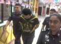 TAN Beng Li (tengah) ketika tiba di Kompleks Mahkamah Butterworth, Pulau Pinang hari ini.