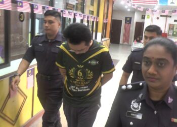 TAN Beng Li (tengah) ketika tiba di Kompleks Mahkamah Butterworth, Pulau Pinang hari ini.
