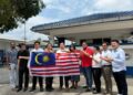LIM Chun Weng (lima dari kiri) bersama anggota Pemuda DAP membuat laporan polis terhadap Ketua Pemuda UMNO, Datuk Dr. Muhamad Akmal Saleh di IPD Seremban di Seremban 2 hari ini.
