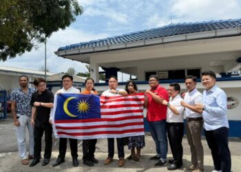 LIM Chun Weng (lima dari kiri) bersama anggota Pemuda DAP membuat laporan polis terhadap Ketua Pemuda UMNO, Datuk Dr. Muhamad Akmal Saleh di IPD Seremban di Seremban 2 hari ini.