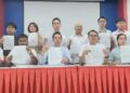 CHONG Wei Hoong (duduk, tiga dari kanan) bersama pemimpin DAPSY Pulau Pinang menunjukkan salinan laporan polis yang dibuat terhadap Muhamad Akmal Saleh dalam sidang akhbar di Wisma DAP Pulau Pinang, hari ini.-UTUSAN/ISWAN SHAFIQ ISA