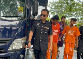 SUSPEK kes ragut seorang warga emas (empat dari kanan) ketika tiba di Kompleks Mahkamah Butterworth, Pulau Pinang hari ini.-UTUSAN/SITI NUR MAS ERAH AMRAN
