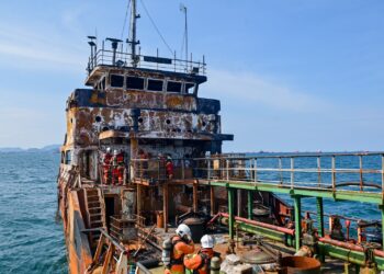 PASUKAN Khas Bahan Kimia Berbahaya (Hazmat) membuat pemeriksaan ke atas sebuah ‘kapal hantu’ di Pangkalan Bekalan Kemaman, di Kemaman, Terengganu, semalam. – UTUSAN/PUQTRA HAIRRY