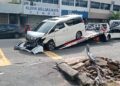 BAHAGIAN hadapan Toyota Alphard mengalami kerosakan selepas terbabas dan merempuh tiga kenderaan lain yang diparkir di bahu jalan di Jalan Merdeka, Melaka Raya, Melaka.