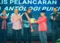 AYOB Khan Mydin Pitchay menerima cenderamata pada Majlis Pelancaran Buku Antologi Puisi Makan Suap di DBP, Kuala Lumpur, semalam. - UTUSAN/MUHAMAD IQBAL ROSLI