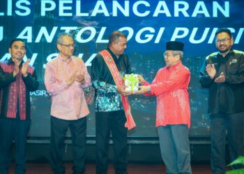 AYOB Khan Mydin Pitchay menerima cenderamata pada Majlis Pelancaran Buku Antologi Puisi Makan Suap di DBP, Kuala Lumpur, semalam. - UTUSAN/MUHAMAD IQBAL ROSLI