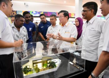 CHOW Kon Yeow (empat dari kanan) melihat replika rumah contoh pada Majlis Menandatangani Perjanjian Pembangunan Bersama bagi Projek RMKu di Nibong Tebal, Pulau Pinang hari ini.