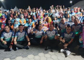 SHAMSUL AZRI Abu Bakar (duduk depan) dengan peserta Larian Majlis Amanat Perdana Perkhidmatan Awam (MAPPA) Ke-20 Tahun 2025 peringkat Wilayah Selatan yang diadakan di Dataran Bandaraya Johor Bahru.-UTUSAN/BAAZLAN IBRAHIM
