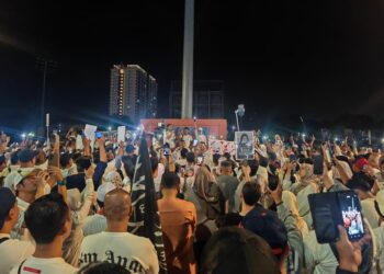 LEBIH 10,000 rakyat pelbagai kaum berhimpun secara aman di Jalan Hang Tuah, Melaka malam semalam bagi menuntut keadilan buat arwah Zara Qairina.-UTUSAN /AMRAN ALI.