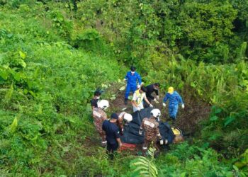 ANGGOTA penyelamat mengambil mayat mangsa yang dijumpai lebih kurang 50 meter dari keretanya yang terjatuh ke dalam gaung setinggi 100 meter di Jalan Empangan Baleh, Kapit.