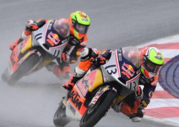 Hakim Danish (No. 13) kini jatuh di tangga ketiga keseluruhan dalam senarai pelumba Piala RedBull MotoGP Rookies 2025 selepas beraksi hambar dalam dua perlumbaan di Litar Spielberg, Austria pada semalam dan hari ini. - Ihsan SIC Racing