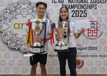 Duncan dan Aira bersama trofi masing-masing selepas menjuarai Kejohanan Skuasy Kebangsaan 2025 di Jelutong, Pulau Pinang, hari ini. - Ihsan SRAM