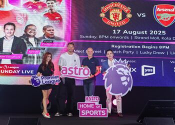 EUAN Smith (dua dari kanan) dan bekas pemain Arsenal, Nicklas Bendtner (dua dari kiri) pada Majlis Pelancaran dan Parti Tontonan Liga Perdana Inggeris 2025/26 oleh Astro di Strand Mall, Kota Damansara. – UTUSAN/ISKANDAR ISHAK