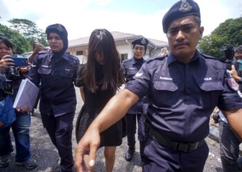 SEORANG wanita warga China dijatuhkan hukuman penjara satu bulan dan denda RM2,000 atas kesalahan mencederakan pegawai kaunter imigresen di KLIA Terminal 1 di Mahkamah Majistret Sepang. - UTUSAN/FAISOL MUSTAFA