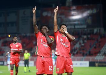 IFEDAYO Olusegun (kiri) meraikan jaringan bersama rakan sepasukannya Sean Eugene Selvaraj pada aksi pusingan pertama 16 pasukan Piala FA musim 2025-2026 menentang KL City FC  di Stadium Sultan Muhammad IV, Kota Bharu, Kelantan sebentar tadi-UTUSAN/KAMARUL BISMI KAMARUZAMAN.