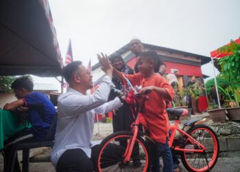 STEVEN Sim (dua dari kiri) gembira kerana dapat menunaikan janjinya untuk menyediakan sebuah kediaman baharu yang lebih selesa kepada keluarga Umi Kalsom Nayan di Bukit Mertajam, Pulau Pinang.-GAMBAR/FACEBOOK