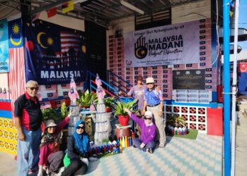 Golongan warga emas yang menyertai aktiviti gotong royong menghiasi Rumah PAWE sempena sambutan Hari Kemerdekaan 
di Jalan UMNO di Pontian, Johor, semalam.