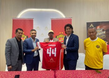 WAN Mohd. Fajarulekram Wan Mokhtar (dua dari kiri) menyerahkan jersi kepada Amar Amran (dua dari kanan) sambil disaksikan oleh Muhamad Zaki Harun (tengah) sebagai simbolik penajaan kepada KRW FC pada Majlis Pengumuman Presiden KRW FC di Butik Amar Amran Kota Bharu,Kelantan.UTUSAN/ROSMIZAN RESDI