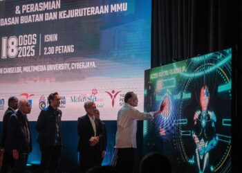 ANWAR Ibrahim merasmikan Fakulti Kecerdasan Buatan dan Kejuruteraan (FAIE) Universiti Multimedia (MMU) di Cyberjaya. - UTUSAN/FAIZ ALIF ZUBIR