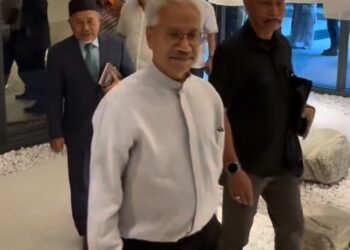 TUAN Ibrahim dan Waytha antara pemimpin pembangkang yang menghadiri pertemuan di Kuala Lumpur, hari ini.