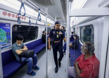 Ketua Polis Kuala Lumpur, Datuk Fadil Marsus bersama Timbalan Ketua Polis Kuala Lumpur, Datuk Mohamed Usuf Jan membuat lawatan ke KL Sentral, di sini hari ini. Foto: SHIDDIEQIIN ZON