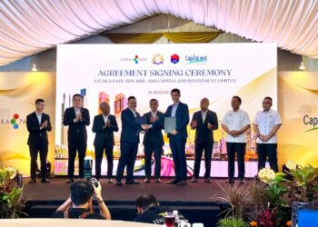 ONN Hafiz Ghazi (tengah) menyaksikan Majlis Menandatangani Perjanjian Antara Astaka Padu dan Capitaland Investment di One Bukit Senyum, di sini hari ini.