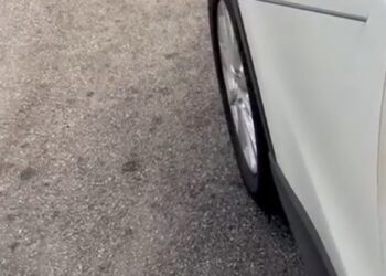TANGKAP layar satu rakaman video yang tular di media sosial menunjukkan sebatang anak panah mengenai sebuah kereta yang melalui Jalan Macalister di Pulau Pinang, baru-baru ini.-GAMBAR/MEDIA SOSIAL